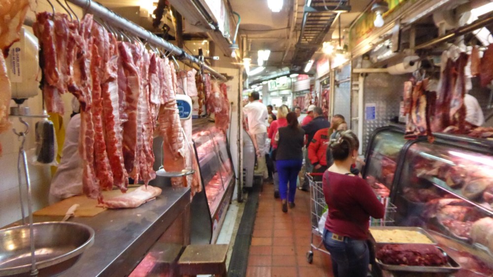 Carnicerías una al lado de la otra por un pasillo interminable. Hueles a carne