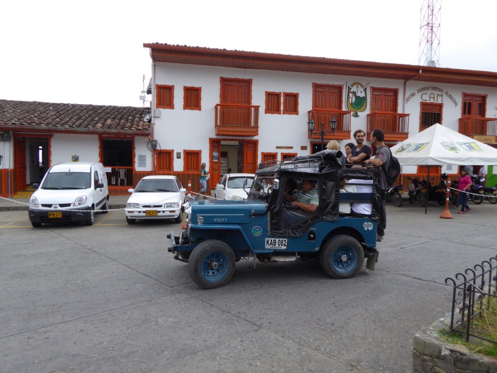 Chasis corto. 6 en la caja, 3 detrás colgados y 2 mas el chofer delante