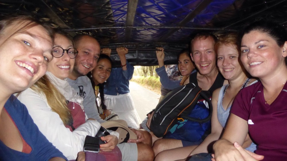 Chásis largo, 8 en la caja, 3 colggados detrás y 2 junto al conductor. En éste además iba un perro en la baca y nuestras mochilas