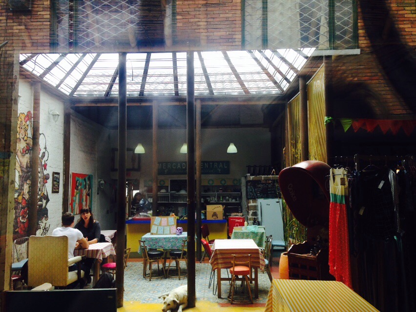 Patio central utilizado como terraza.