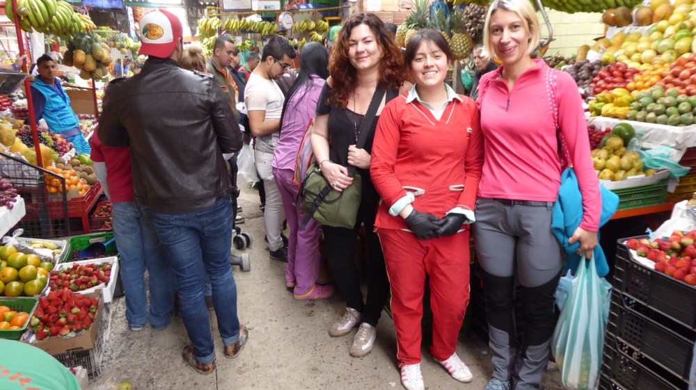 Toda la gente es muy educada y amable. La vendedora posa con nosotros