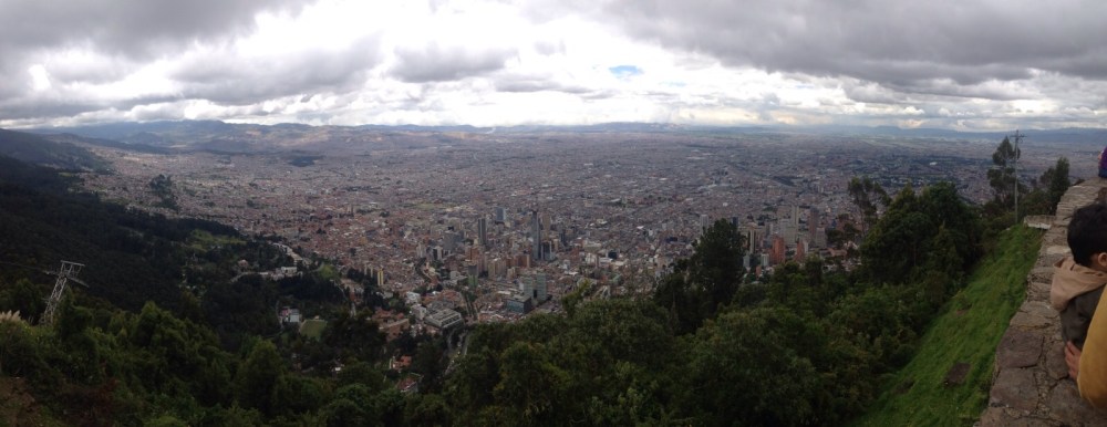 Vista de Bogotá desde Montserrate donde hay una iglesia que alberga al Cristo con el mismo nombre.